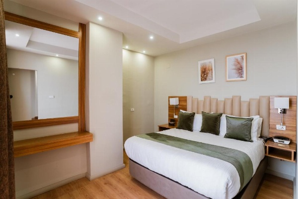 Monarch Hotel image 9